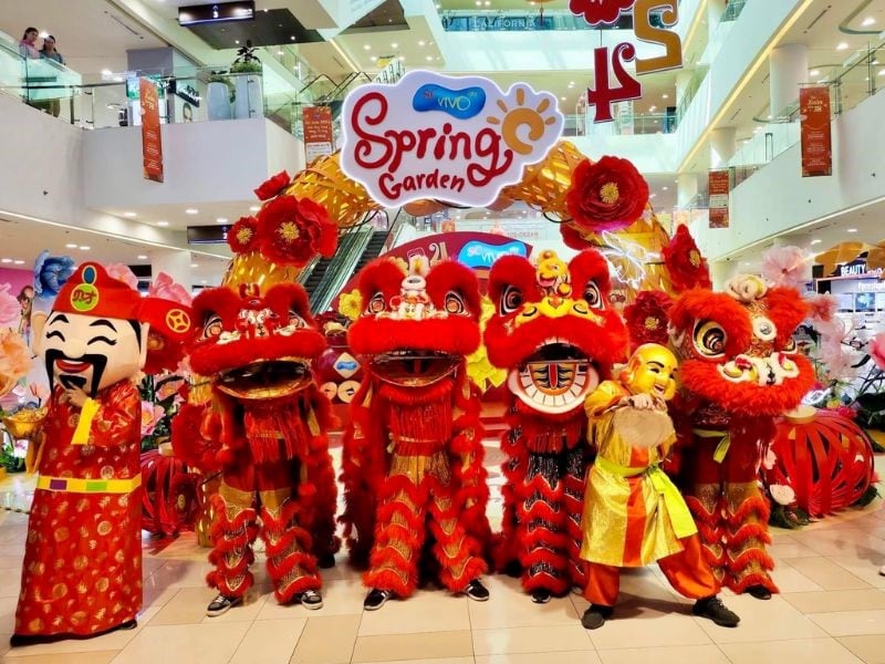 Không gian sự kiện Tết "Spring Garden" rực rỡ tại SC VivoCity với sự xuất hiện của đoàn múa lân, Thần Tài và Ông Địa náo nhiệt.