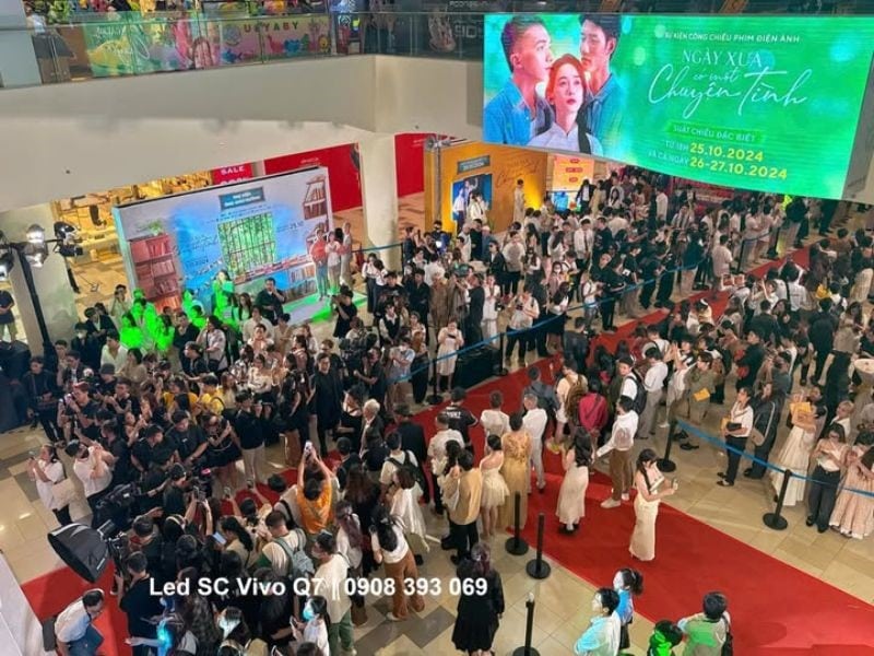 Khu vực tổ chức sự kiện quy mô lớn tại sảnh trung tâm với thảm đỏ, sân khấu và màn hình LED phục vụ quảng bá thương hiệu.