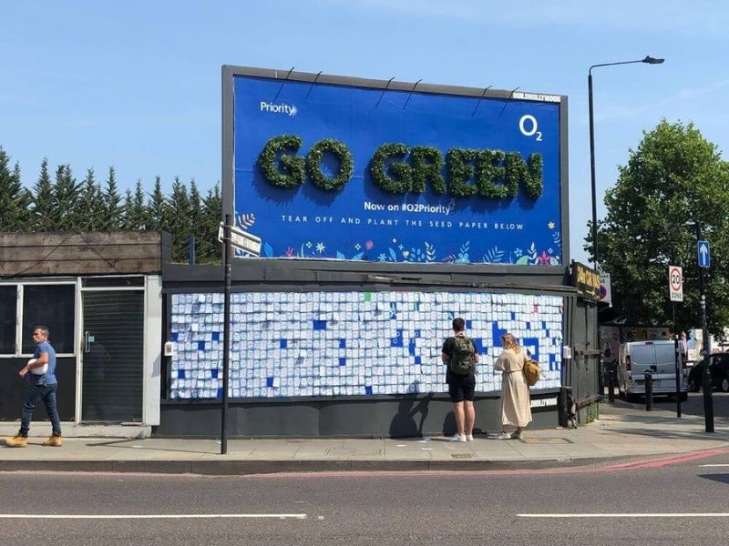 Billboard tương tác "Go Green" sử dụng vật liệu thân thiện và yếu tố tương tác.