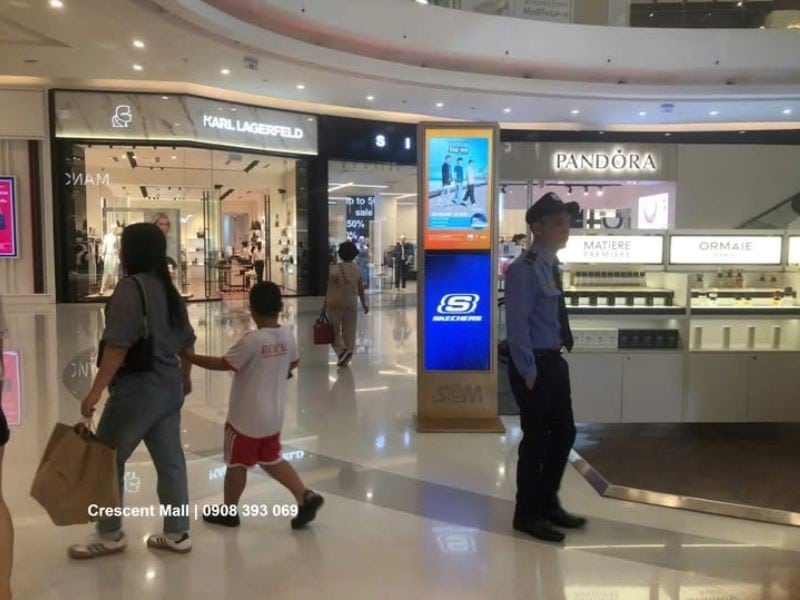 Màn hình LCD đặt tại lối đi giữa các cửa hàng