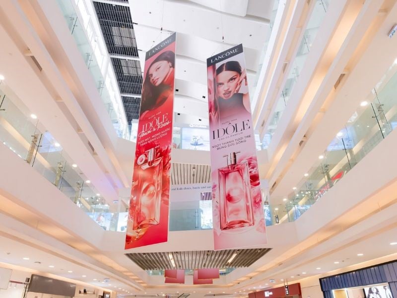 Banner treo dọc tại giếng trời trung tâm
